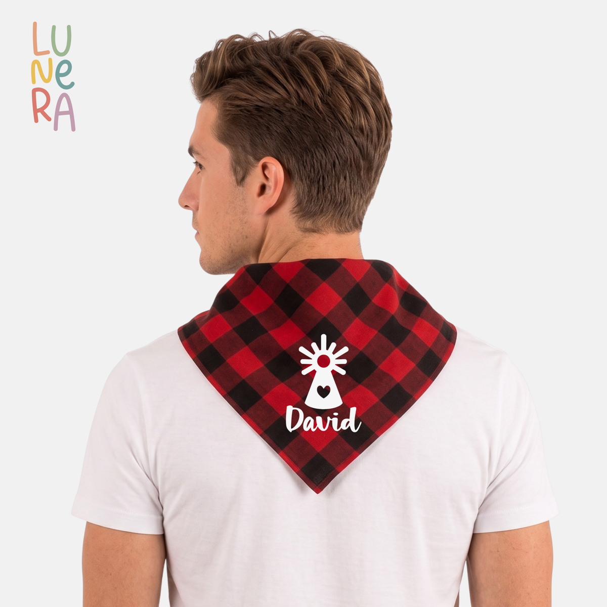Hombre de espaldas con cachirulo personalizado con la Pilarica y nombre David, Lunera