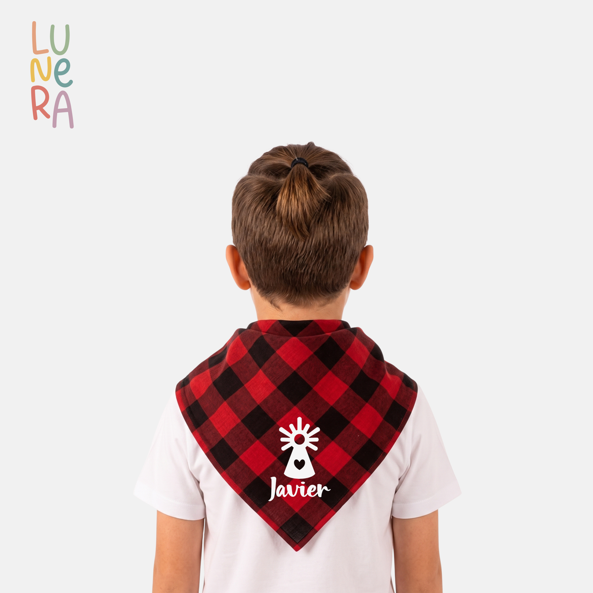 Niño de espaldas con cachirulo personalizado con la Pilarica y nombre Javier, Lunera