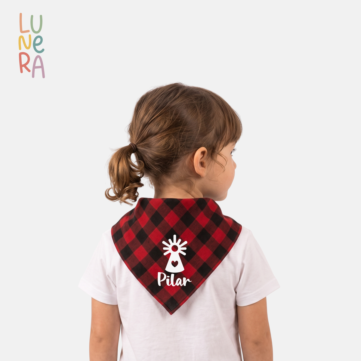 Niña de espaldas con cachirulo personalizado con la Pilarica y nombre Pilar, Lunera