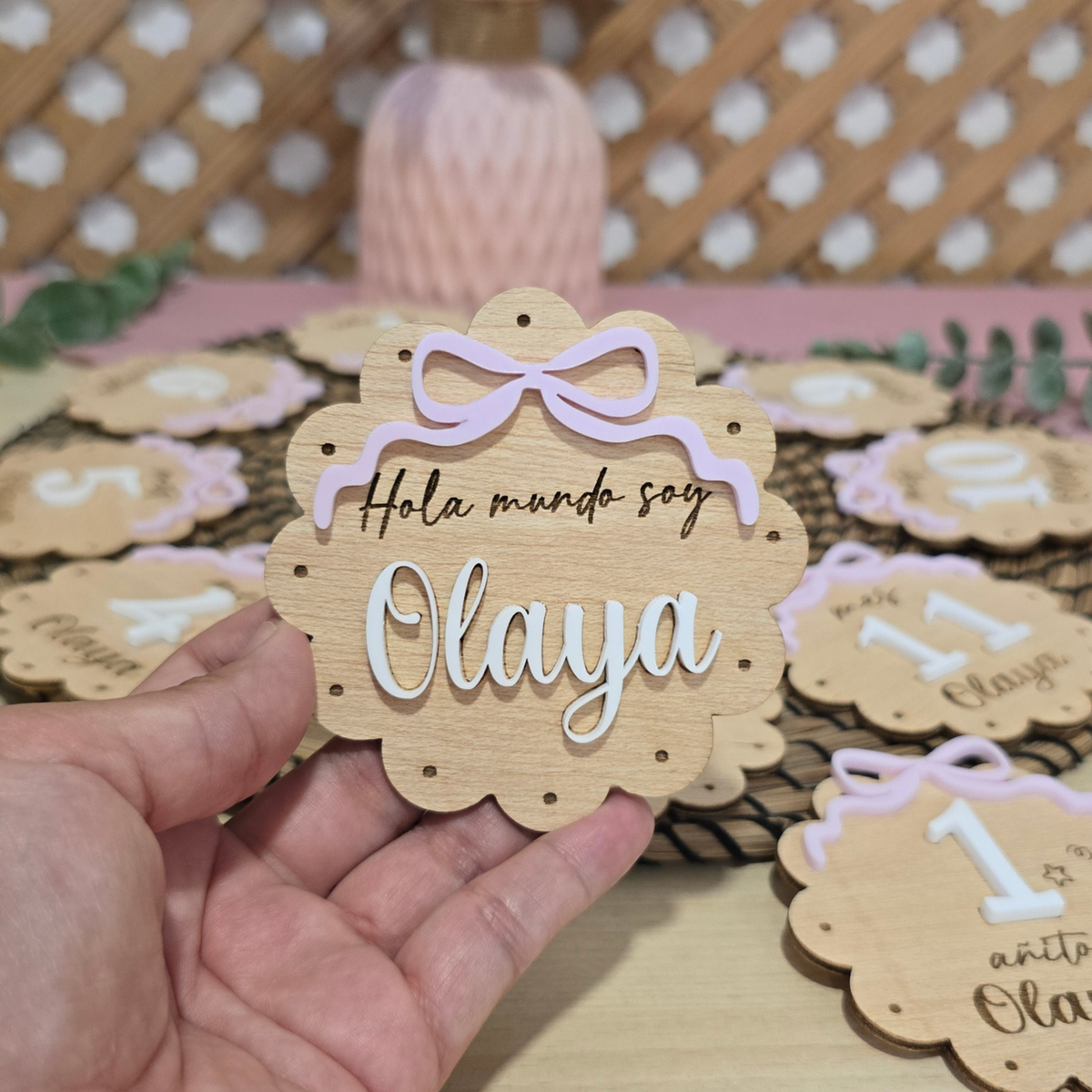 Disco de madera «Hola mundo, soy Olaya» con lazo coquette, personalizado por Lunera