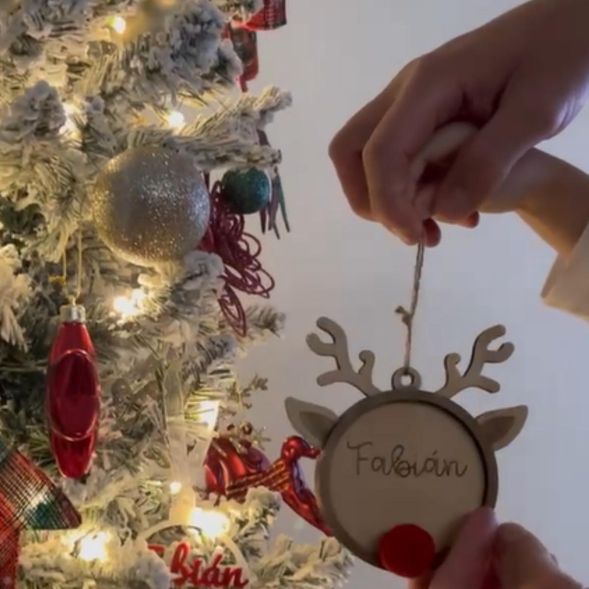 Bola de Navidad de reno de madera con nombre Fabián colgando en el árbol, Lunera