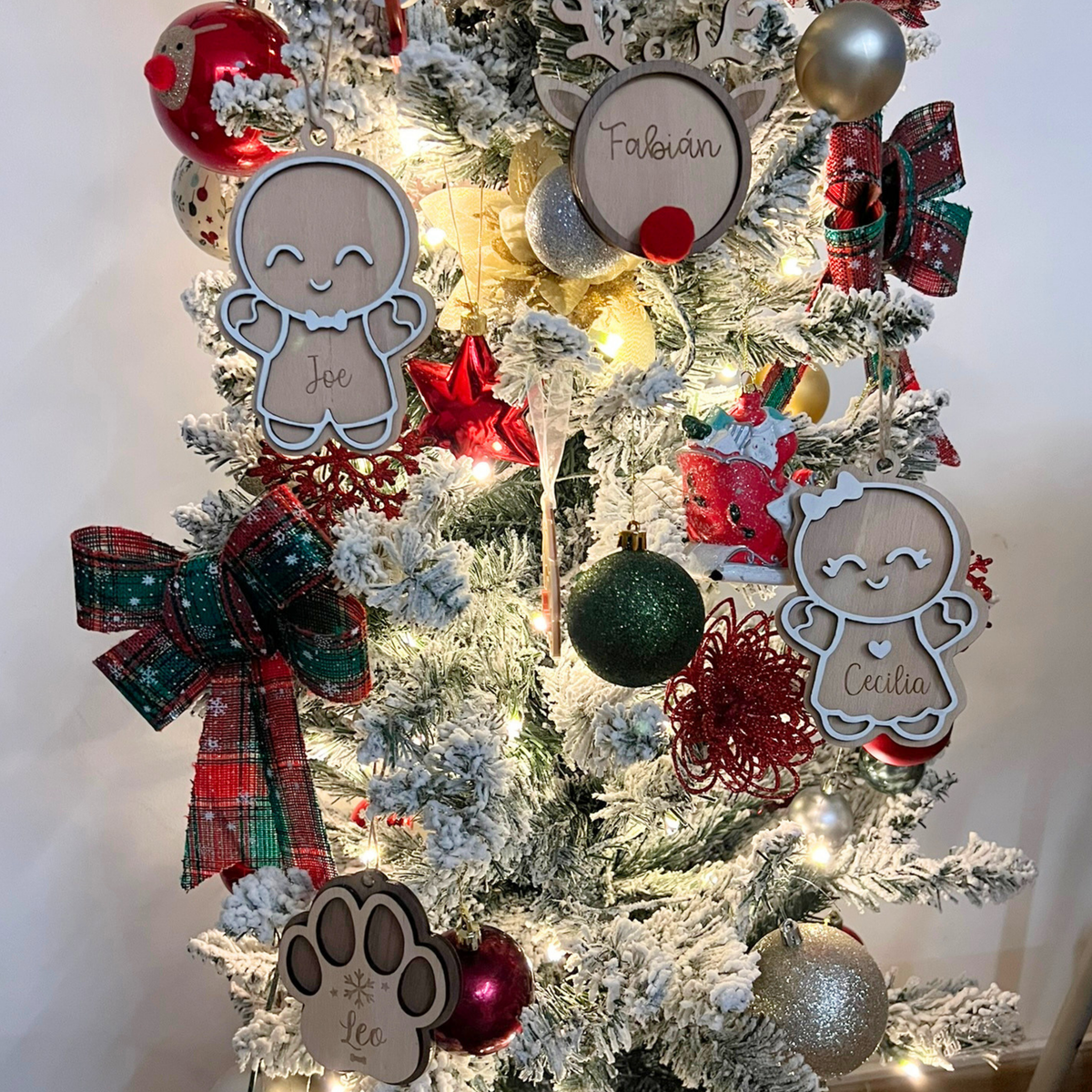 Bolas de Navidad de galleta de jengibre personalizadas colgadas en el árbol, Lunera