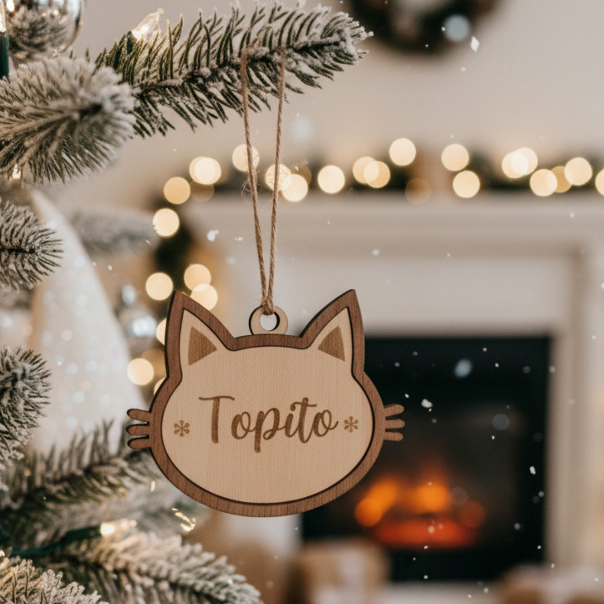 Bola de Navidad de madera con silueta de gato y nombre Topito en el árbol, Lunera