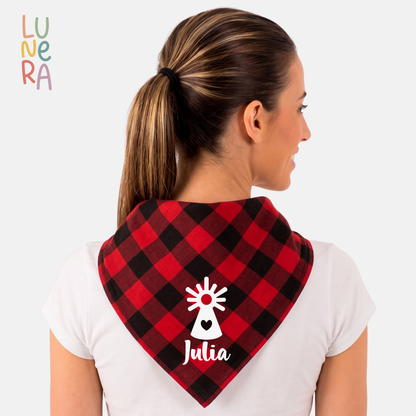 Mujer de espaldas con cachirulo personalizado con la Pilarica y nombre Julia, Lunera
