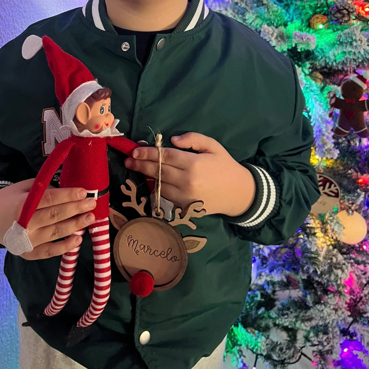 Bola de Navidad de reno de madera con nombre junto a un elfo en el árbol, Lunera