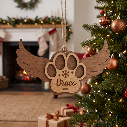 Bola de Navidad huella con alas de ángel y nombre Draco junto a la chimenea, Lunera