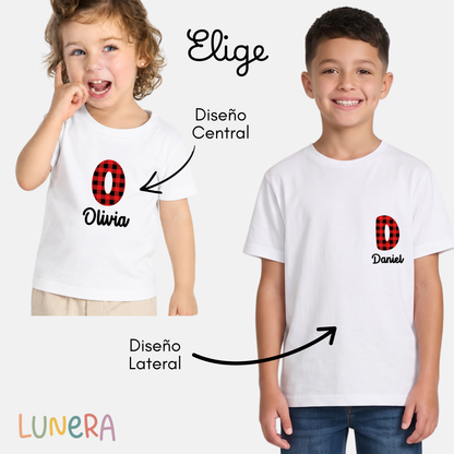 Niños con camiseta blanca con inicial de cachirulo y nombre, diseño central o lateral, Lunera