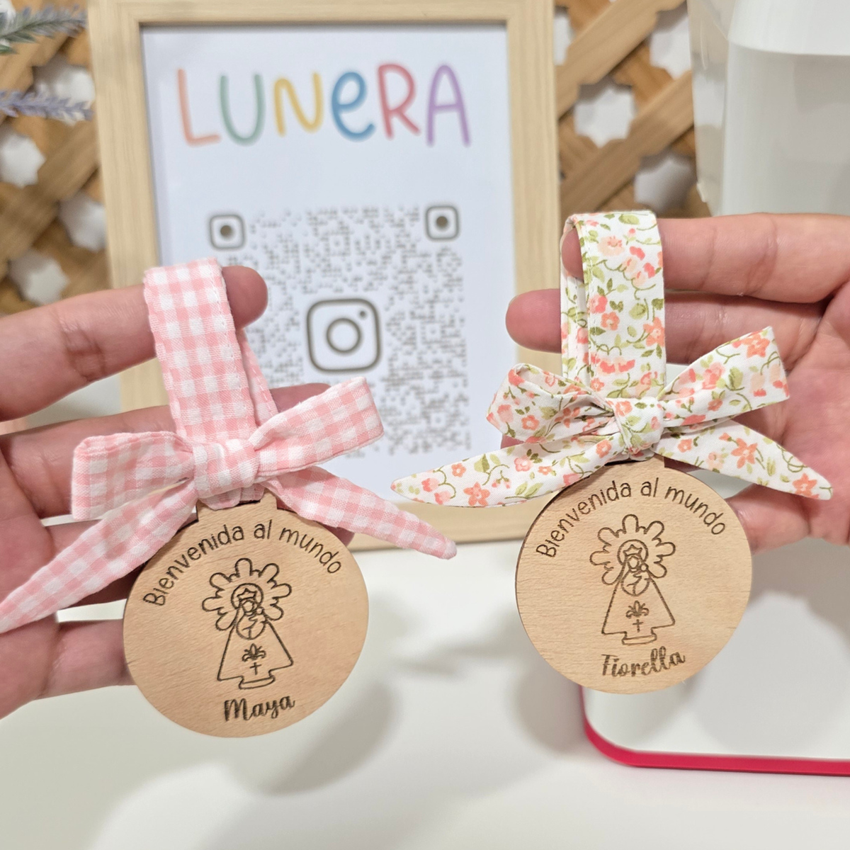 Medallas de la Pilarica de madera con lazos de vichy rosa, hechas a mano por Lunera