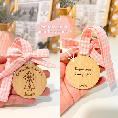 Medallas de la Pilarica de madera con lazo rosa, nombre Laura y grabado en el reverso, Lunera