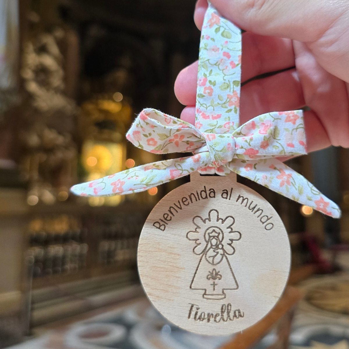 Medalla de madera «Bienvenida al mundo» con la Pilarica, nombre Florella y lazo de flores
