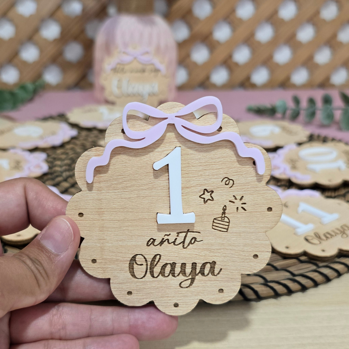 Disco de madera «1 añito» con nombre Olaya y lazo rosa, cumple mes de Lunera