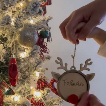 Bola de Navidad de reno de madera con nombre Fabián colgando en el árbol, Lunera
