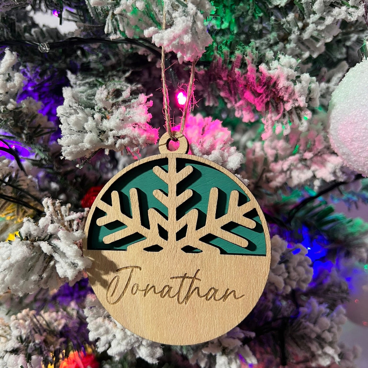 Bola de Navidad de madera con copo de nieve verde y nombre Jonathan, Lunera