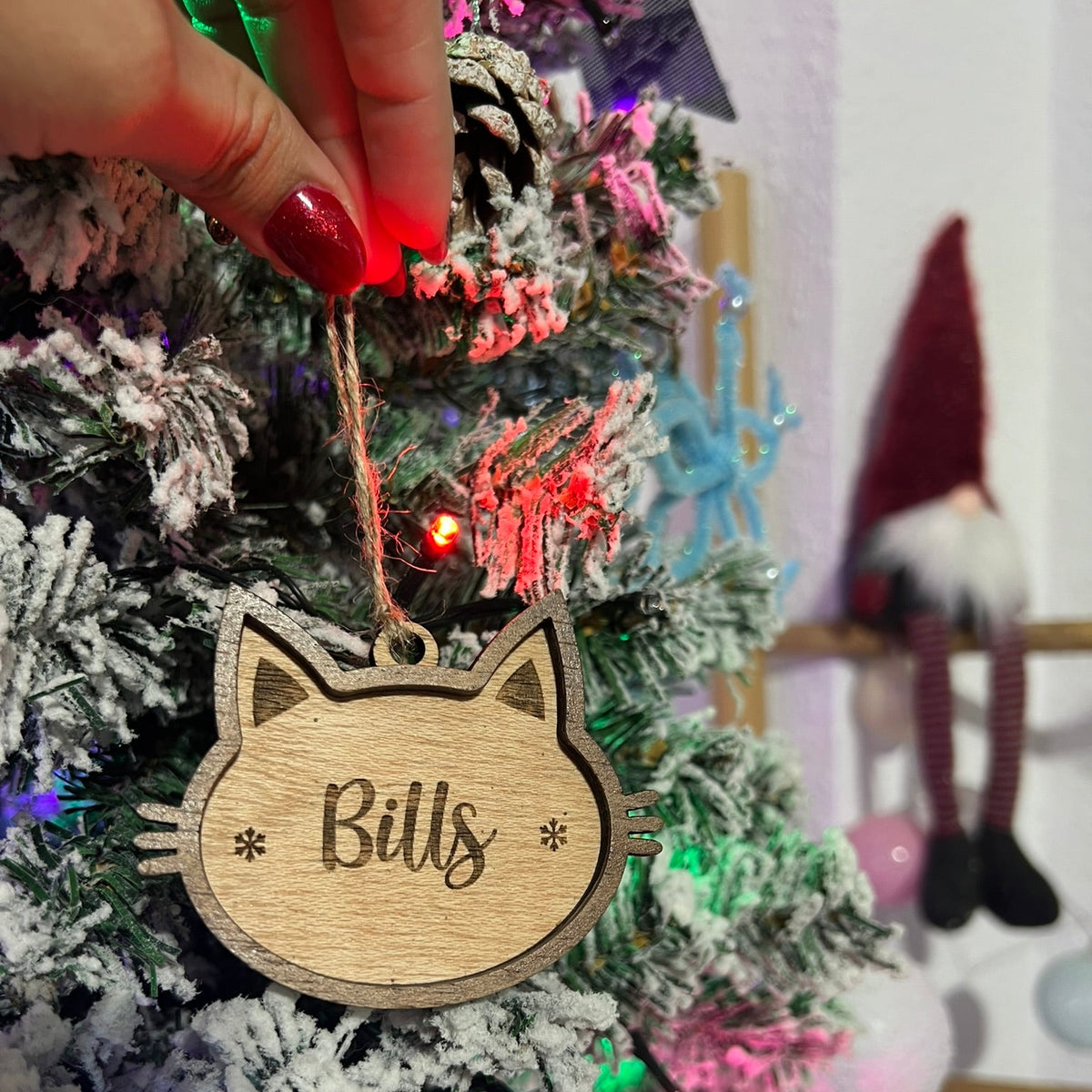Bola de Navidad de madera con silueta de gato y nombre Bills, hecha a mano por Lunera