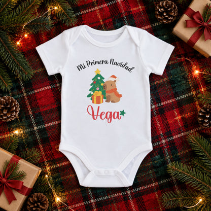 Modelo 2: body de bebé Mi Primera Navidad con capibara y árbol, personalizado con el nombre Vega, sobre manta de cuadros