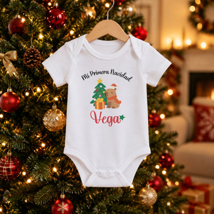 Modelo 2: body de bebé Mi Primera Navidad con capibara y árbol, personalizado con el nombre Vega, colgado en percha
