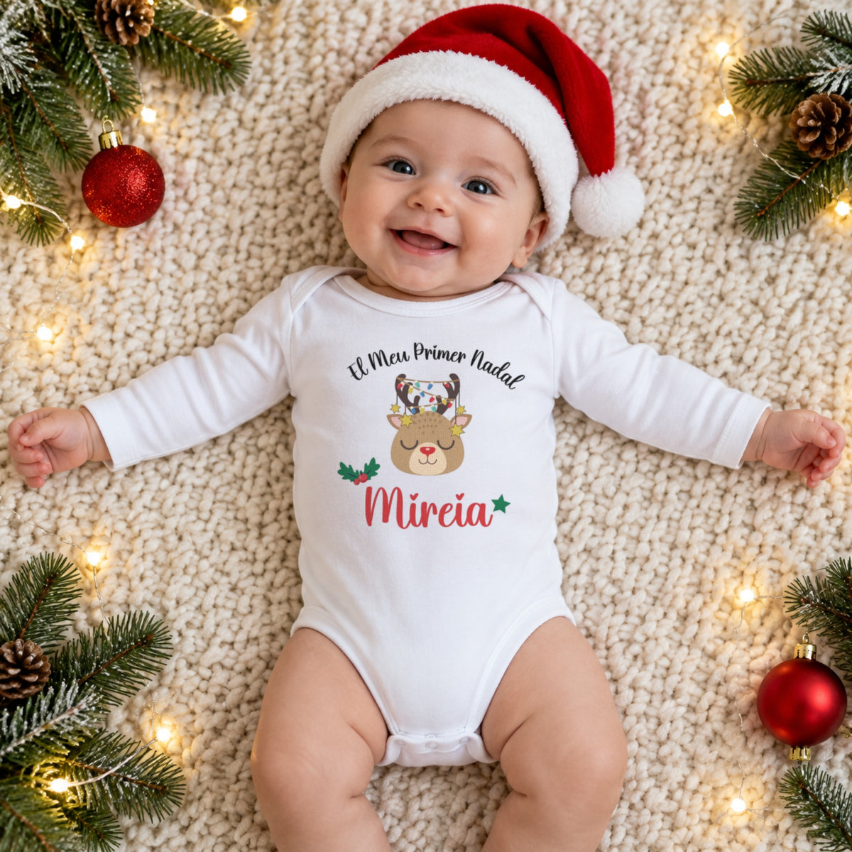 Modelo 8: bebé con el body de manga larga El Meu Primer Nadal con reno personalizado con el nombre Mireia