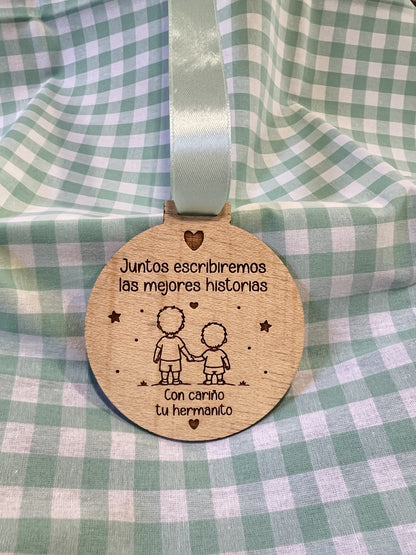 Reverso grabado de la medalla de hermano mayor: Juntos escribiremos las mejores historias, con cariño tu hermanito