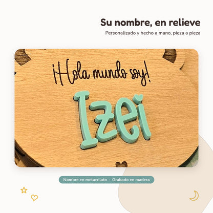 Detalle del nombre en relieve de metacrilato sobre disco de madera con forma de osito, hecho a mano en Zaragoza