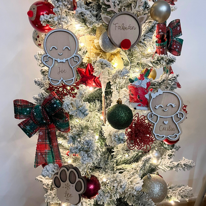Bolas de Navidad de galleta de jengibre personalizadas colgadas en el árbol, Lunera