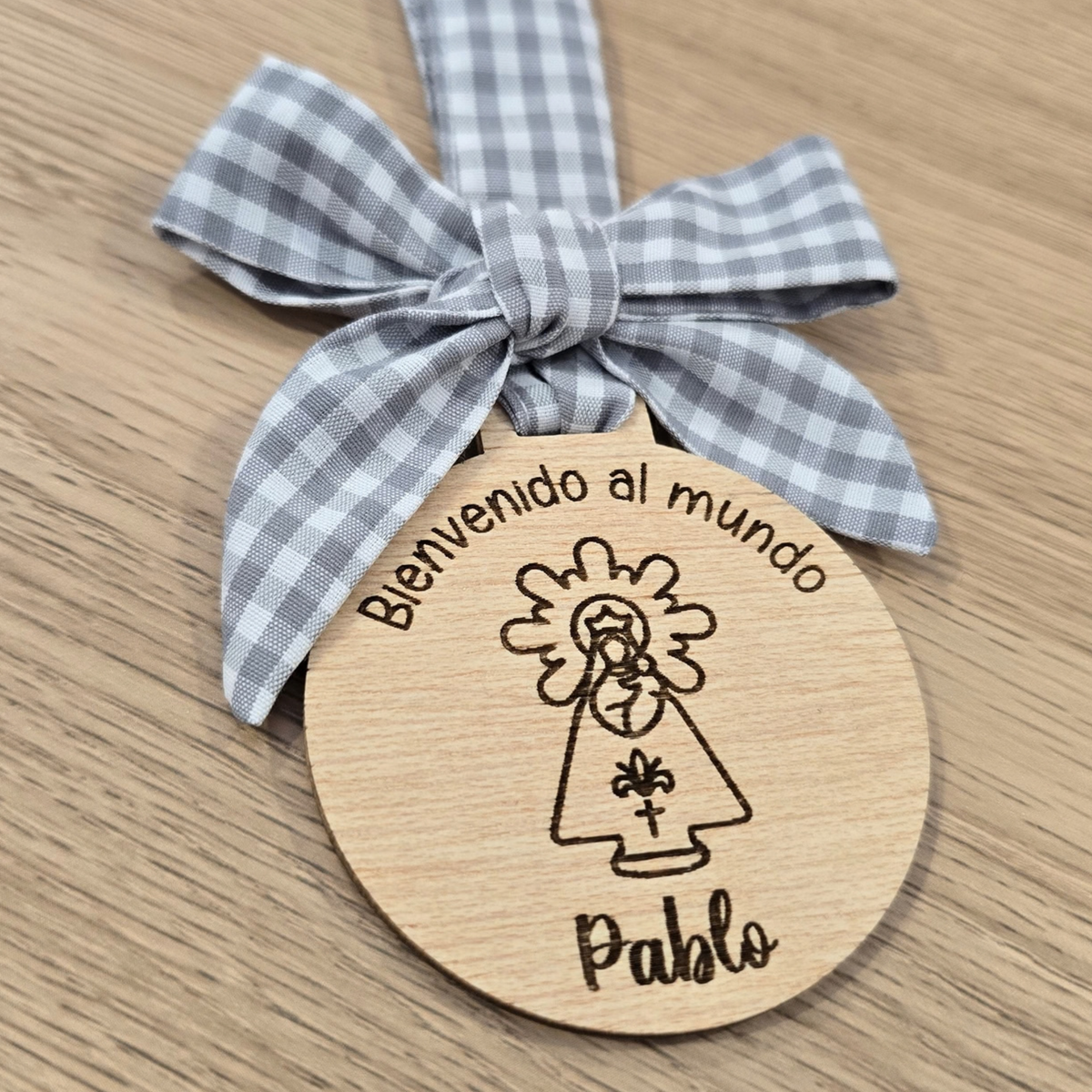 Medalla de madera «Bienvenido al mundo» con la Pilarica y nombre Pablo, lazo de vichy azul