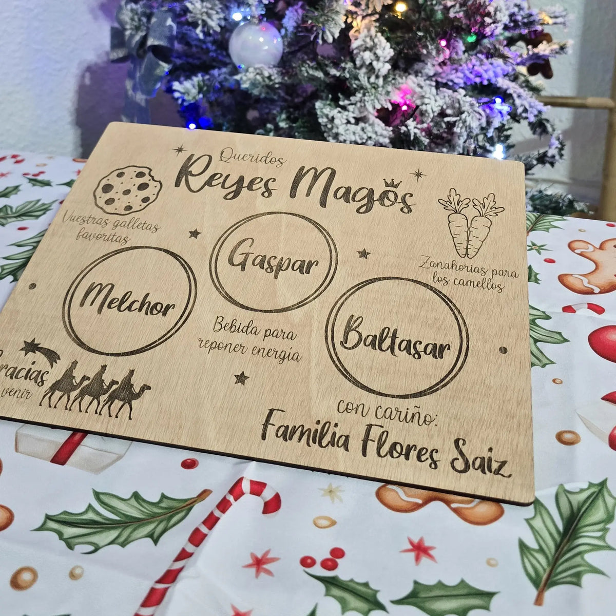 Tabla de Reyes Magos grabada con láser con Melchor, Gaspar y Baltasar, galletas y zanahorias para los camellos