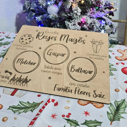 Tabla de Reyes Magos grabada con láser con Melchor, Gaspar y Baltasar, galletas y zanahorias para los camellos