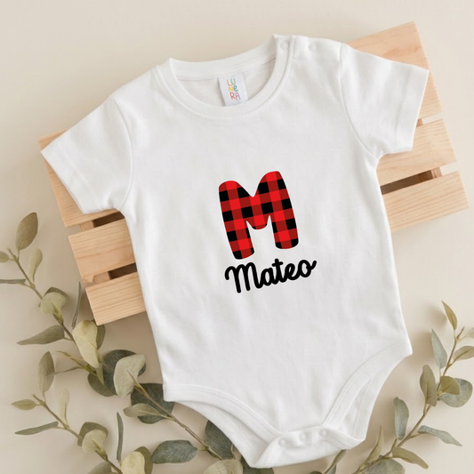 Body de bebé blanco con inicial M de cuadros cachirulo y nombre Mateo, Lunera